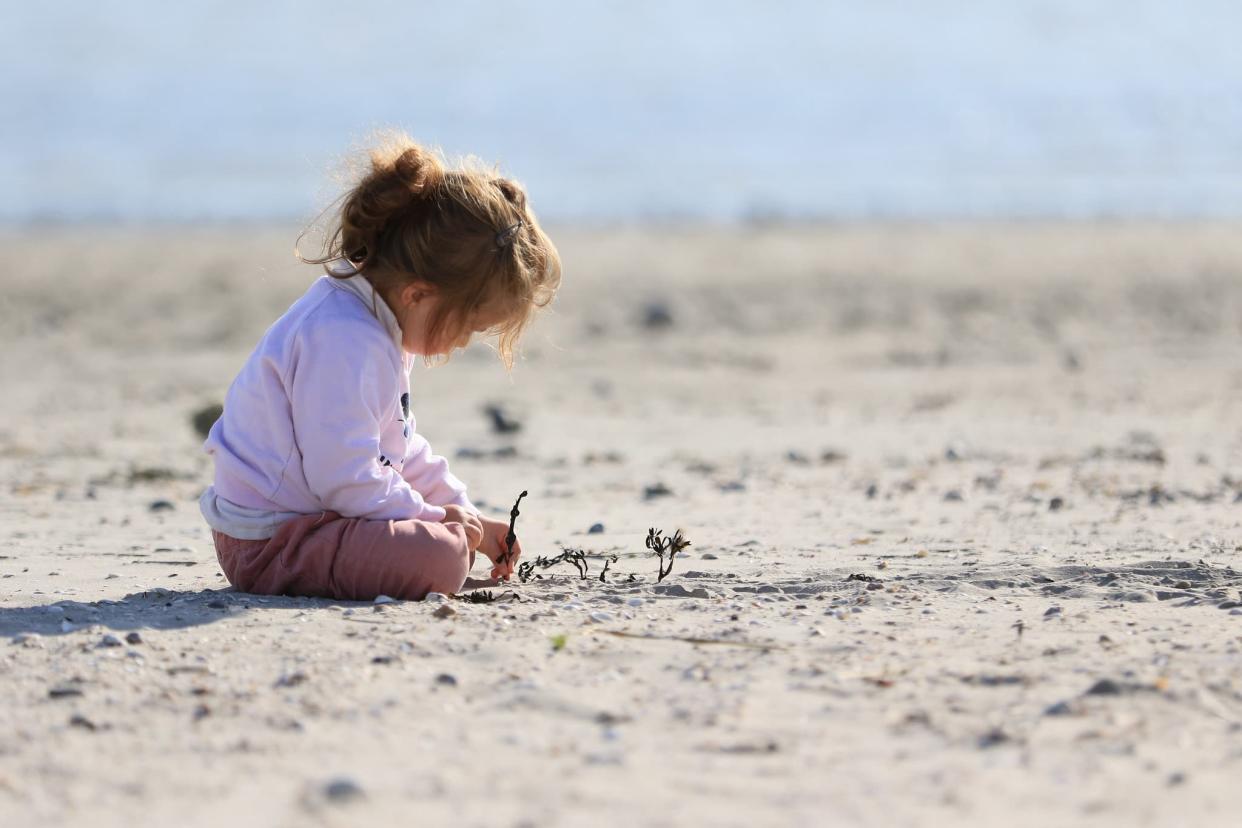 Une enfant jouant sur une plage (Photo d'illustration) - Flickr - CC Commons - Etienne 
