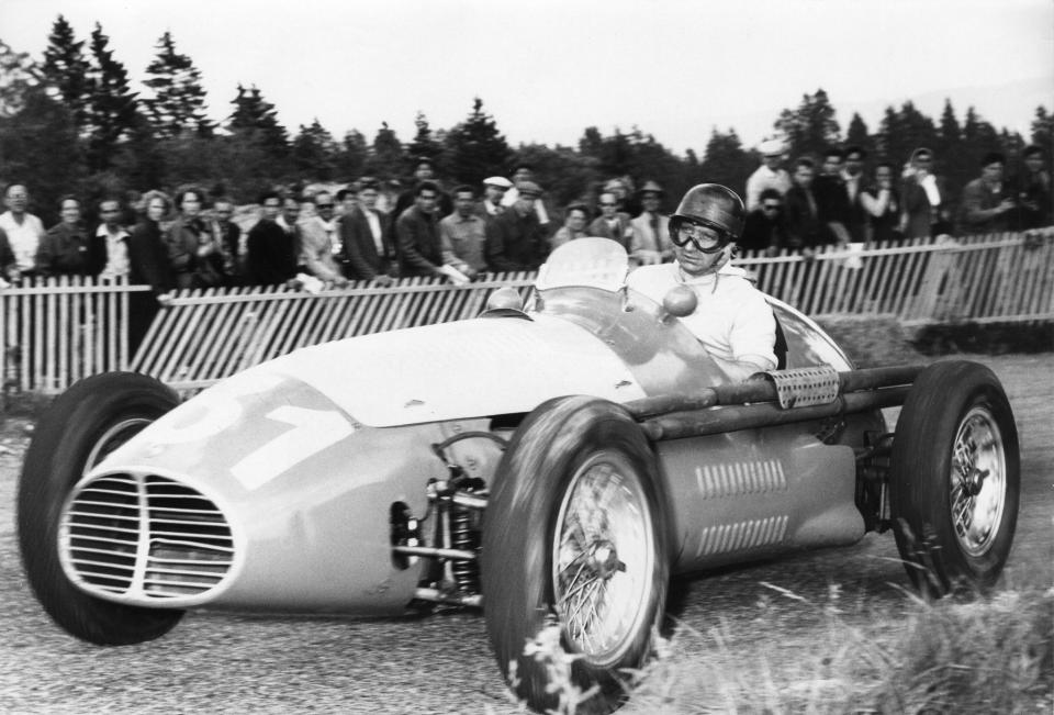 <p>Juan Manuel Fangio schrieb im Silberpfeil F1-Geschichte. Mit fünf WM-Titeln belegt der Argentinier Platz zwei hinter einem deutschen Piloten, der wohl immer unerreicht bleiben wird. </p>