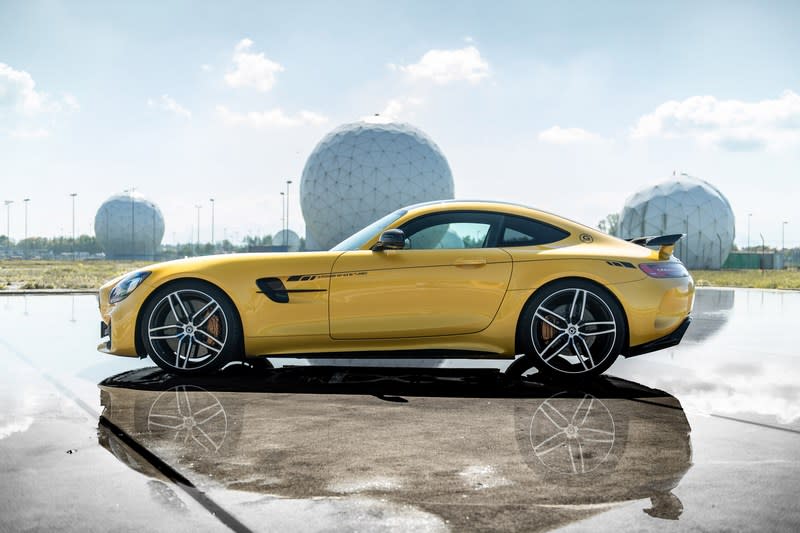 Mercedes-AMG GT R的585hp/71.4kgm性能其實已相當出色。