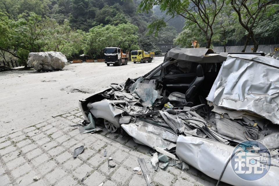 匯德隧道附近有車輛遭壓毀，場面驚心。