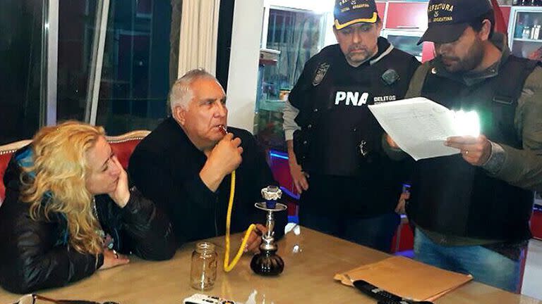 En el momento de la detención, Medina siguió fumando narguile como si nada ocurriera