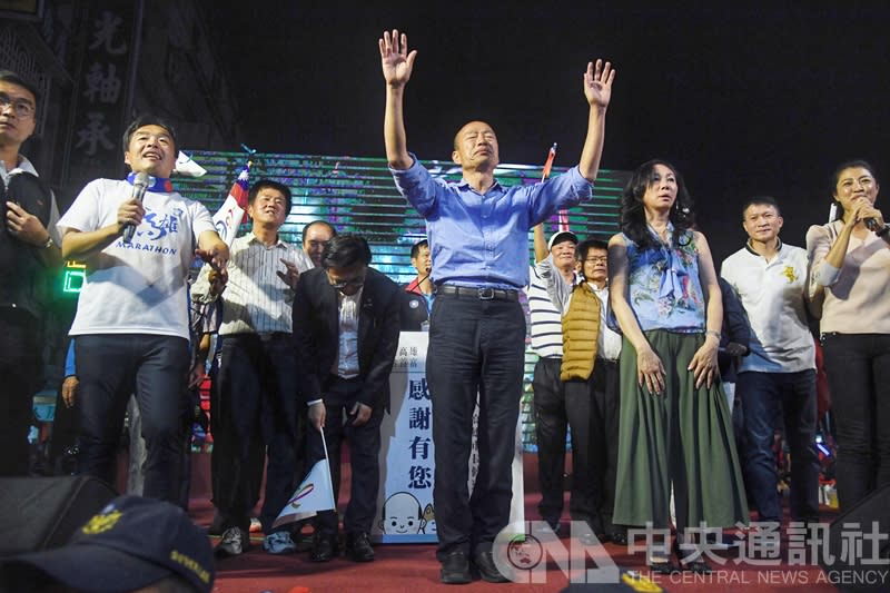 國民黨高雄市長候選人韓國瑜24日晚上自行宣布當選高雄市長。（中央社）