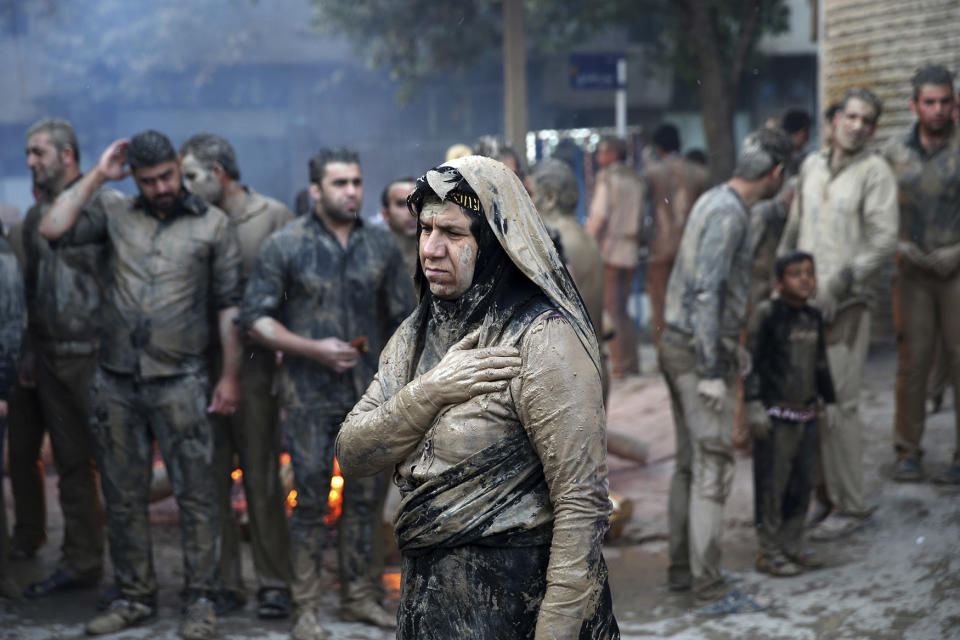 Muslims mourn after covering themselves with mud