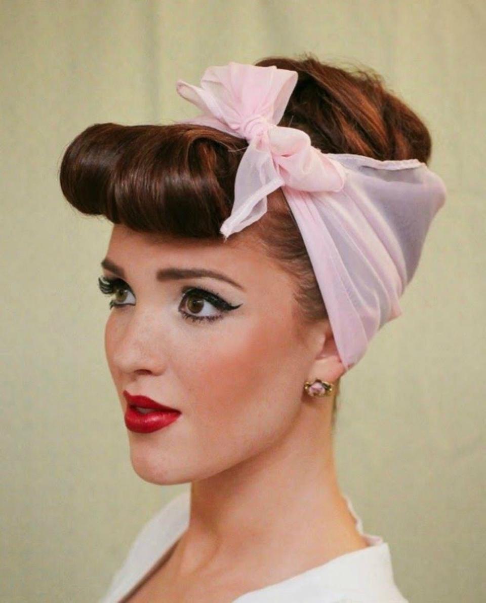 '50s Pinup Hairstyle for Halloween