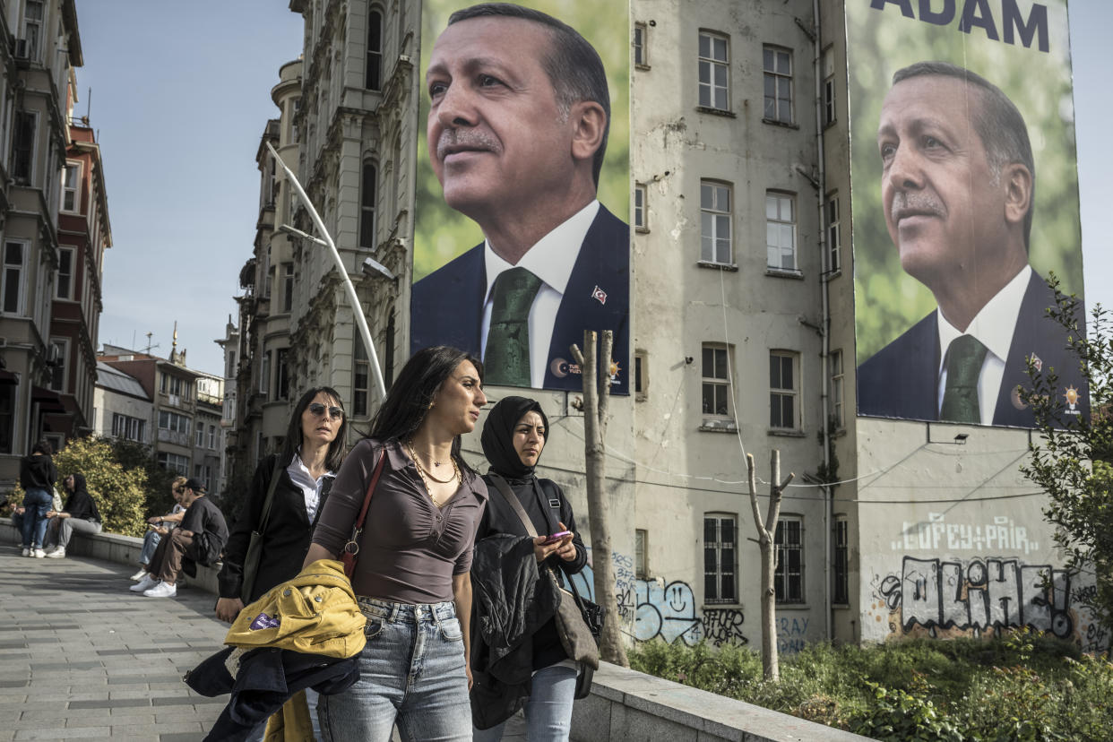 Enormes carteles con la imagen del presidente turco Recep Tayyip Erdogan en unos edificios de Estambul, el lunes. (Sergey Ponomarev/The New York Times)

