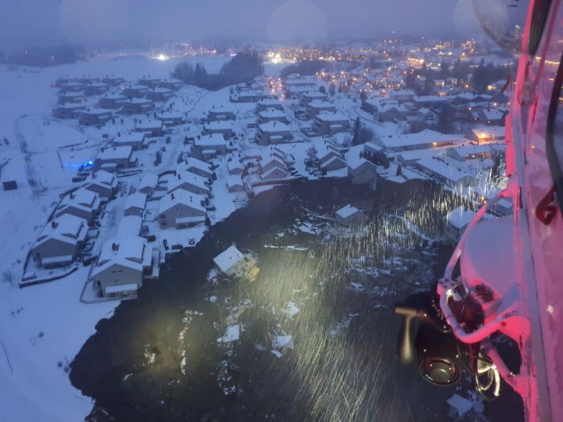 Foto del miércoles de un helicóptero de rescate sobrevolando la zona donde se produjo un deslizamiento de tierra en la localidad noruega de Ask