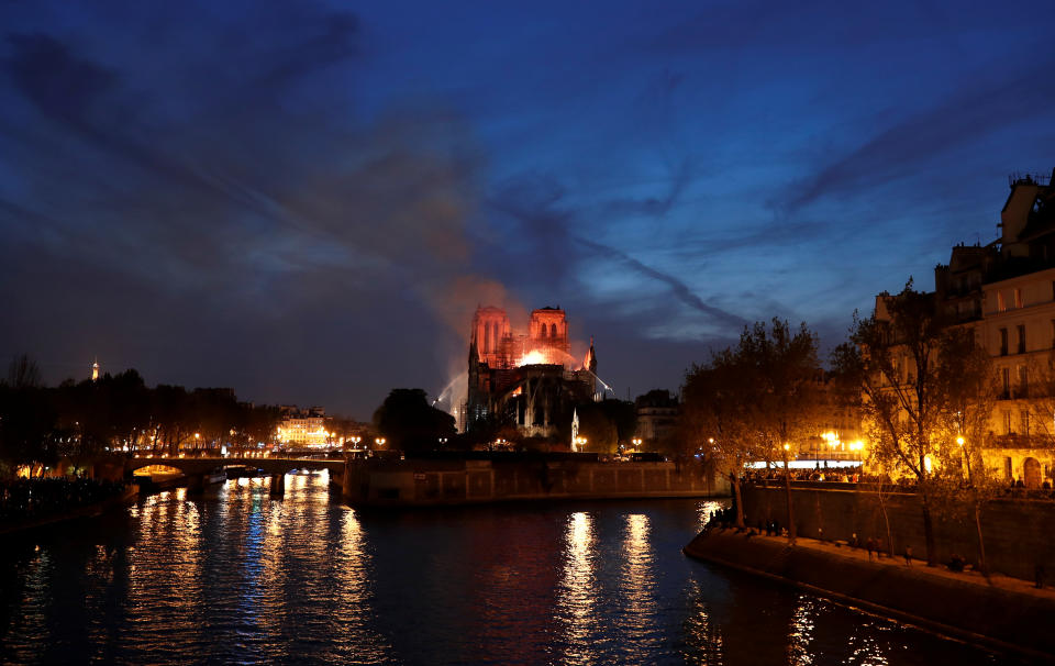 El fuego devora la catedral de Notre Dame de París