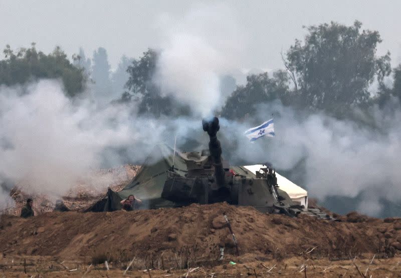 Una unidad de artillería israelí opera en la frontera con Gaza, en medio del conflicto en curso entre Israel y el grupo islamista palestino Hamás, visto desde el sur de Israel