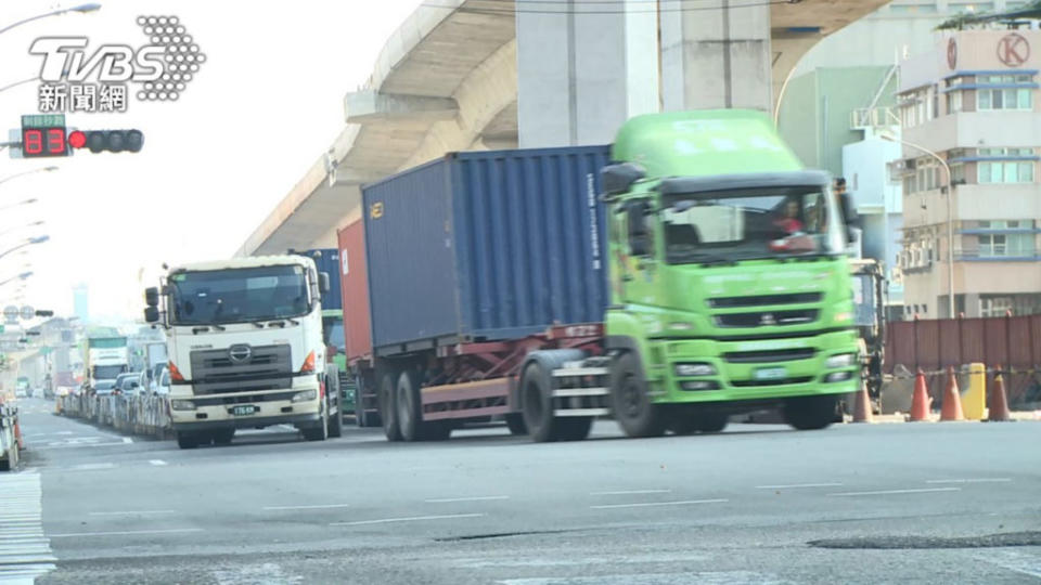 多數駕駛都是守法行車，但也有駕駛依靠鈑金與車體大小迫使他人讓道。(圖片來源/ TVBS)