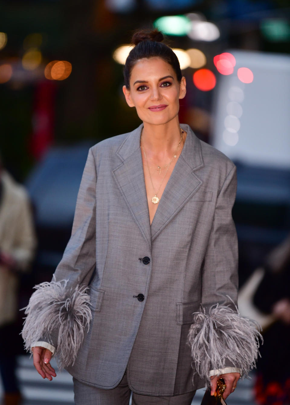 Der Blazer von Katie Holmes ist etwas ganz Besonderes. Vielleicht stehen dir aber andere Highlights wie bunte Nähte oder eine Knallerfarbe besser als die Applikationen am Arm. (Bild: Getty Images)