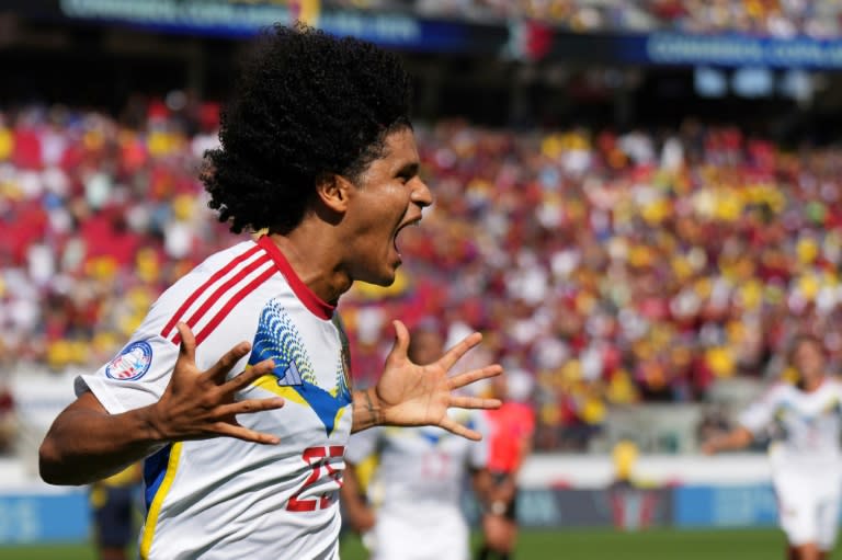 Eduard Bello of Venezuela celebrates after scoring his team's second goal in the 2-1 win over <a class="link " href="https://sports.yahoo.com/soccer/teams/ecuador/" data-i13n="sec:content-canvas;subsec:anchor_text;elm:context_link" data-ylk="slk:Ecuador;sec:content-canvas;subsec:anchor_text;elm:context_link;itc:0">Ecuador</a> in Copa America Group B on Saturday. (Thearon W. Henderson)