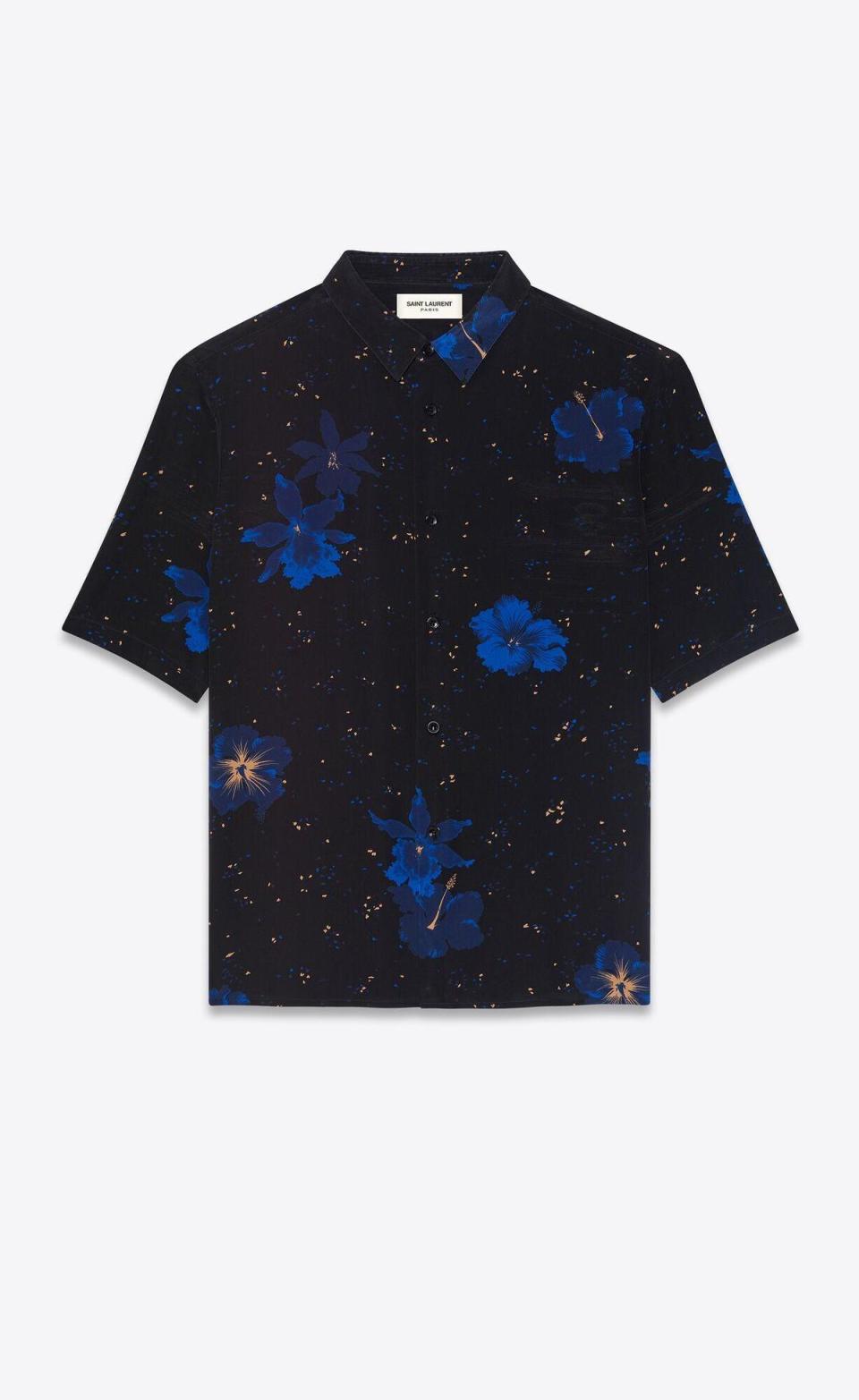 藍色木槿花桑蠶絲襯衫。NT$30,900（SAINT LAURENT提供）