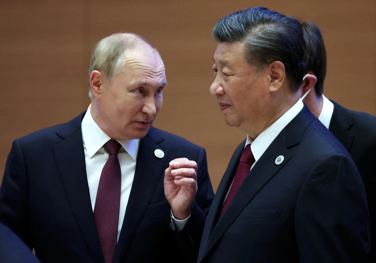 Russian President Vladimir Putin speaks with Chinese President Xi Jinping before an extended-format meeting of heads of the Shanghai Cooperation Organization summit (SCO) member states in Samarkand, Uzbekistan September 16, 2022. Sputnik/Sergey Bobylev/Pool via REUTERS ATTENTION EDITORS - THIS IMAGE WAS PROVIDED BY A THIRD PARTY.