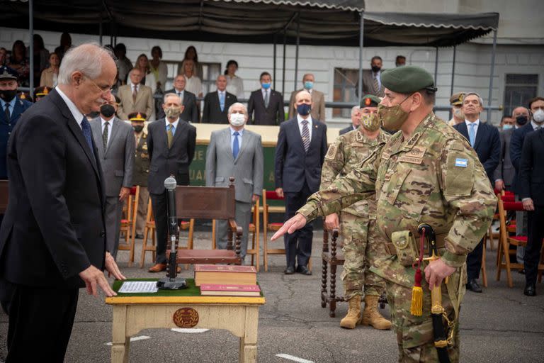 El ministro de Defensa, Jorge Taiana, tomó juramento al nuevo jefe del Ejército