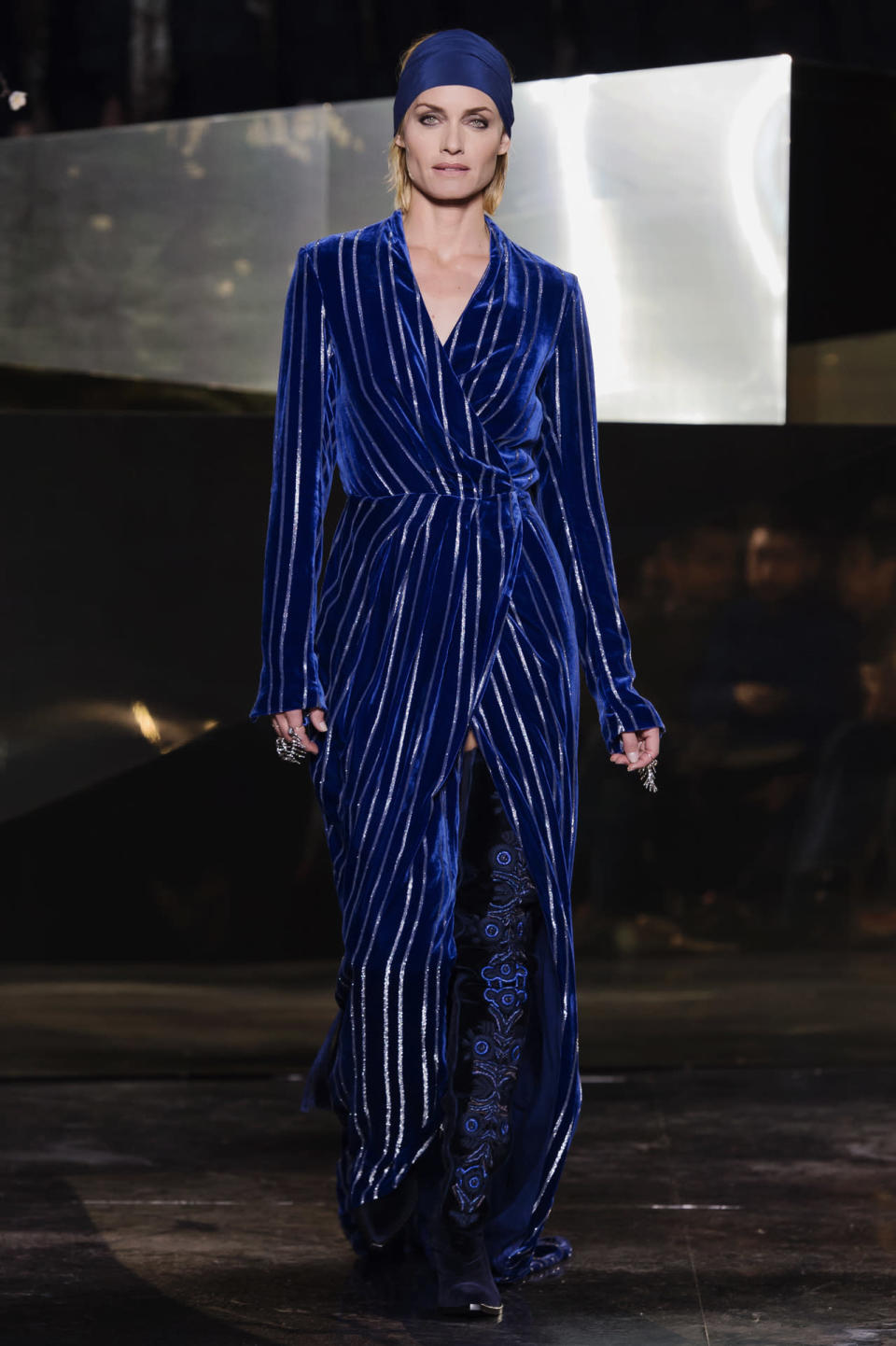 “Hitch” actress Amber Valetta looked regal in a royal blue velvet wrap dress and hair band. 