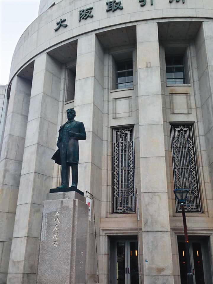 五代友厚建立了大阪證券交易所，門口設立他的銅像紀念。（翻攝自五代專案臉書）