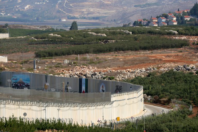 Pinturas de la bandera palestina y la mezquita de Al-Aqsa en el lado libanés de un muro erigido por Israel a lo largo de la frontera libanesa-israelí