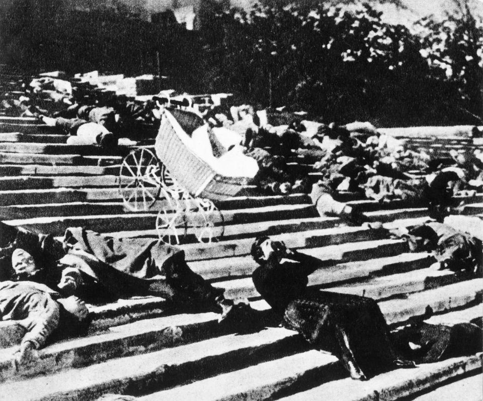 Der Propagandafilm "Panzerkreuzer Potemkin" von Sergei Eisenstein erzählt sehr frei vom Aufstand russischer Matrosen, die in den Revolutionswirren des Jahres 1905 gegen ihre Offiziere meutern. In die Geschichte ging der Stummfilm von 1925 auch wegen dieser Szene ein, in der ein Baby im Kinderwagen die Hafentreppe von Odessa herabstürzt. (Bild: Ullstein Bild via Getty Images)