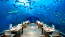 <p>Este resort situado en la isla Rangali de Maldivas también abrió el primer restaurante submarino, el Ithaa, donde es posible comer rodeado por corales y tiburones. (Foto: <a rel="nofollow noopener" href="http://www.conradmaldives.com" target="_blank" data-ylk="slk:Conrad Maldives;elm:context_link;itc:0;sec:content-canvas" class="link ">Conrad Maldives</a>). </p>