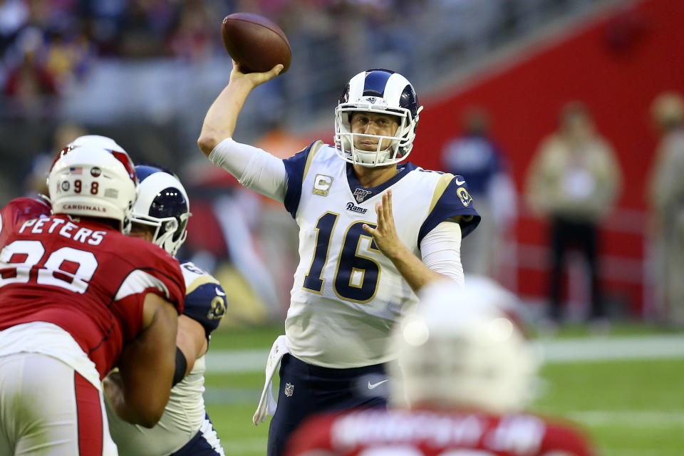 El quarterback Jared Goff (16), de los Rams de Los Ángeles, lanza ante los Cardinals de Arizona en el partido del domingo 1 de diciembre de 2019, en Glendale, Arizona. (AP Foto/Ross D. Franklin)