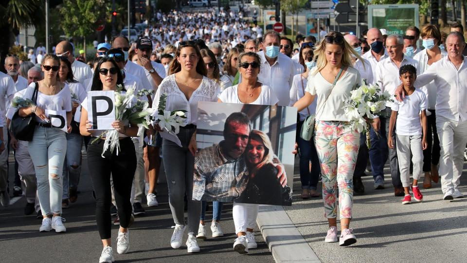 Veronique Monguillot, Ehefrau des nun gestorbenen Busfahrers, am Mittwoch bei einem Protestmarsch mit einem Foto von ihr mit ihrem Ehemann.