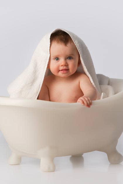 Babys sollten zwei bis drei Mal in der Woche gebadet werden – allerdings erst, wenn der Bauchnabel vollständig verheilt ist. Fragen Sie Ihre Hebamme oder Ihren Kinderarzt, wann der beste Zeitpunkt fürs erste Mal ist. In einer kleinen Plastikwanne lässt sich Ihr Baby am einfachsten waschen. Auf Duschgel und sonstige Badezusätze sollten Sie in den ersten Lebensmonaten Ihres Kindes verzichten, da Babyhaut sehr zart und empfindlich ist. Warmes, klares Wasser und ein Waschlappen reichen vollkommen aus. (Bild: thinkstock)