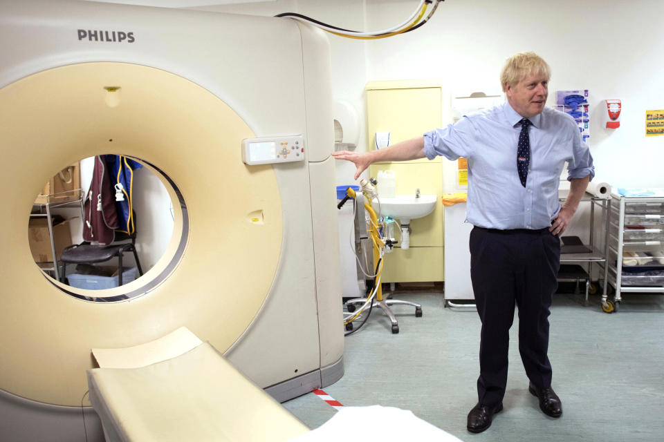 El primer ministro británico Boris Johnson visita el hospital Princess Alexandra en Harlow, Inglaterra, viernes 27 de septiembre de 2019. (Stefan Rousseau/Pool Photo via AP)