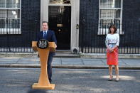 <p>Großbritanniens Premier David Cameron kündigt nach der Brexit-Entscheidung vor seinem Amtssitz Downing Street 10 seinen Rücktritt an. An seiner Seite: Frau Samantha. (Bild: ddp, Andrew Parsons/i-Images via ZUMA Wire) </p>