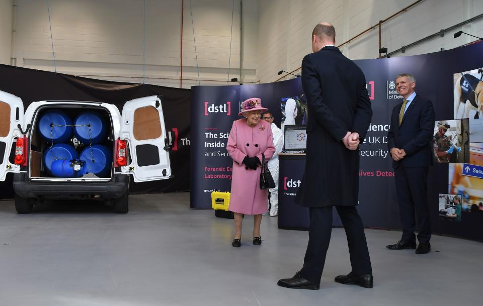 Britain's Queen Elizabeth II (L), Britain's Prince William, Duke of Cambridge (C) and Dstl Chief Executive Gary Aitkenhead (R) view a demonstration of a Forensic Explosives Investigation with a model explosive device in a vehicle at the Energetics Analysis Centre as they visit the Defence Science and Technology Laboratory (Dstl) at Porton Down science park near Salisbury, southern England, on October 15, 2020. - The Queen and the Duke of Cambridge visited the Defence Science and Technology Laboratory (Dstl) where they were to view displays of weaponry and tactics used in counter intelligence, a demonstration of a Forensic Explosives Investigation and meet staff who were involved in the Salisbury Novichok incident. Her Majesty and His Royal Highness also formally opened the new Energetics Analysis Centre. (Photo by Ben STANSALL / POOL / AFP) (Photo by BEN STANSALL/POOL/AFP via Getty Images)