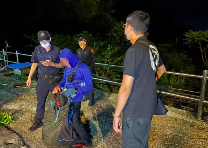 ▲桃園一名60歲的劉姓飛行傘教練，昨（8）日上午前往宜蘭北宜公路玩飛行傘，原先預計11點多降落在宜蘭外澳沙灘，怎料起飛後風太大，被吹到反方向，緊急迫降在坪林山區，一度失聯。（圖／翻攝畫面）