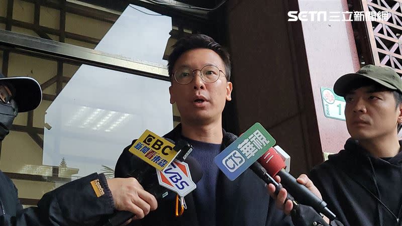 林飛帆到台北地方法院，遞狀自訴王鴻薇誹謗。（圖／記者楊佩琪攝）