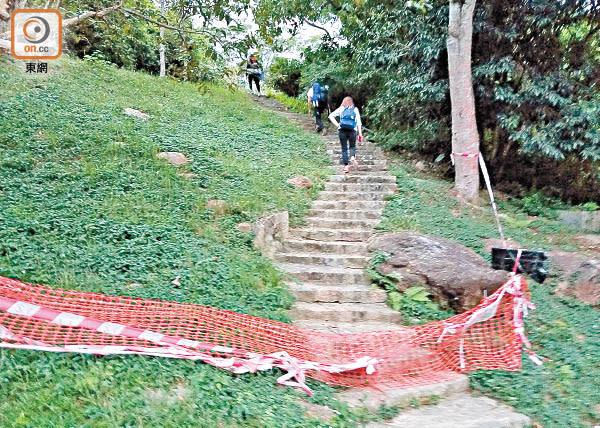 即使有欄網阻隔，也難阻市民跨越進出營地。