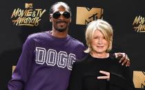 Auch im Fernsehen bekleidete Snoop Dogg bereits die unterschiedlichsten Rollen: Die MTV-Sketchshow "Doggy Fizzle Televizzle" wurde Kult, für die Reality-Doku "Snoop Dogg's Father Hood" ließ er sich und seine Familie von Kameras begleiten. Letzter Coup: Gemeinsam mit der US-TV-Legende Martha Stewart (Bild) moderiert er die Kochshow "Martha & Snoop's Potluck Dinner Party". (Bild: Steve Granitz/WireImage/Getty Images)