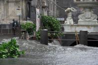 <a href="https://www.parismatch.com/Actu/Environnement/Inondations-en-Sicile-des-scenes-d-apocalypse-1766043#xtor=AL-23" rel="nofollow noopener" target="_blank" data-ylk="slk:Retrouvez toutes les photos sur ParisMatch.com;elm:context_link;itc:0;sec:content-canvas" class="link ">Retrouvez toutes les photos sur ParisMatch.com</a>