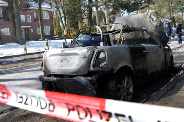 Der ausgebrannte Mini Cooper von Schweigers Freundin (Bild: action press)