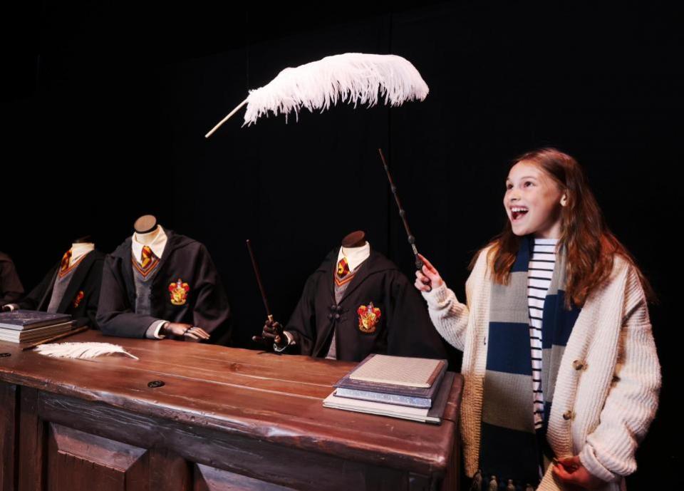 Watford Observer: En la Clase de Encantamientos del Profesor Flitwick, los visitantes aprenden los secretos cinematográficos detrás de la pluma flotante cuando Harry dominó el hechizo Wingardium Leviosa con Ron y Hermione