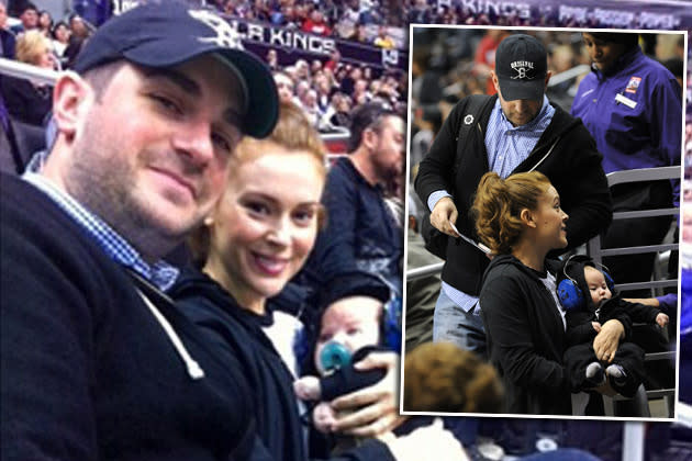 Süüüß! Während Alyssa Milano und David Bugliari bei einem Eishockey-Spiel in Los Angeles mitfieberten, ratzte der zuckrige Milo Thomas (3 Monate) einfach mal eine Runde vor sich hin. Was für ein entspannter Säugling! (Bilder: Getty Images, Twitter)