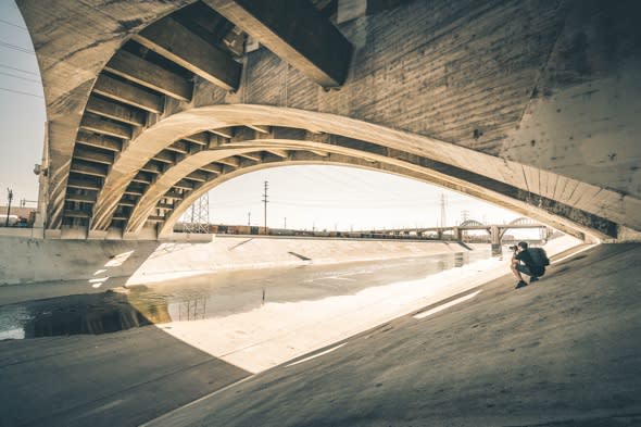 Can you see the creepy man in this bridge? Why this picture's gone viral