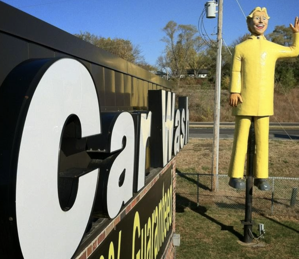 Nebraska: Yellow Raincoat Giant