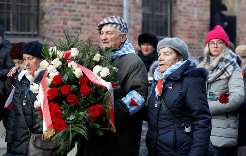 Sobrevivientes del Holocausto llegan al llamado "muro de la muerte" del campo de concentración nazi de Auschwitz como parte de una ceremonia para conmemorar los 75 años desde la liberación del centro de exterminio. Oswiecim, Polonia. Enero 27, 2020. REUTERS/Aleksandra Szmigiel