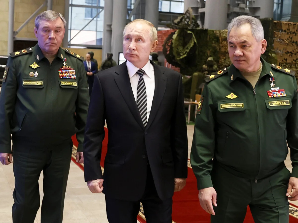 Putin is making low-level tactical decisions and 'micromanaging' Russia's war ef..