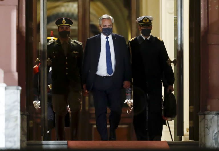 El presidente de Argentina, Alberto Fernández, en el centro, sale de la casa de gobierno