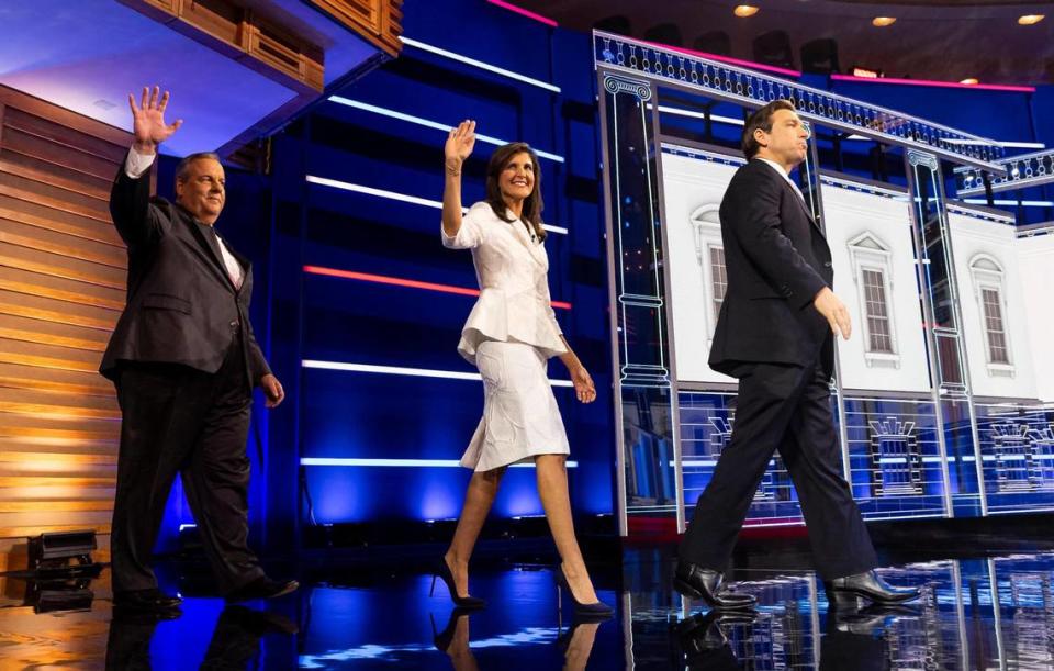 De izquierda a derecha: El ex gobernador de Nueva Jersey Chris Christie, la ex embajadora ante la ONU Nikki Haley y el gobernador de la Florida Ron DeSantis suben al escenario durante el tercer debate de las primarias presidenciales republicanas en el Adrienne Arsht Center for the Performing Arts of Miami-Dade County, el miércoles 8 de noviembre de 2023, en el downtown de Miami, Florida.