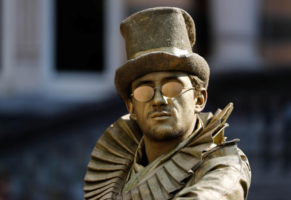 Living statues take over Belgian town