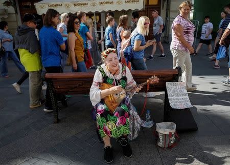 A street musician plays in central Moscow, Russia July 2, 2018. REUTERS/Gleb Garanich