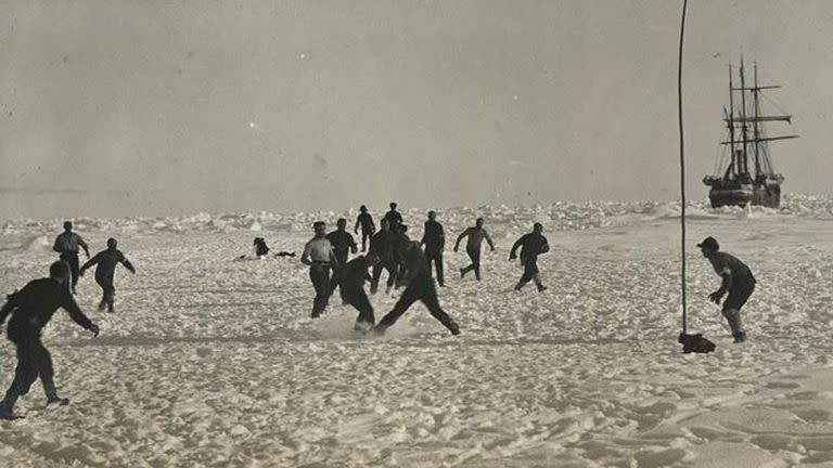 La tripulación del Endurance juega un partido de fútbol en medio del hielo para amenizar la larga espera hasta ser rescatados