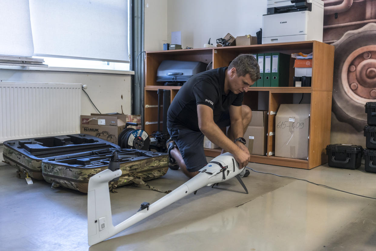 Una pistola antidrones capaz de bloquear las señales de comunicación empleadas para controlar pequeños drones comerciales, en Kiev, Ucrania, el 12 de agosto de 2023. (Brendan Hoffman/The New York Times)
