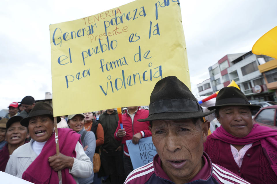 Indígenas marchan contra la propuesta del presidente Daniel Noboa de aumentar los impuestos, así como contra la violencia de las pandillas, en Latacunga, Ecuador, el viernes 9 de febrero de 2024. (AP Foto/Dolores Ochoa)