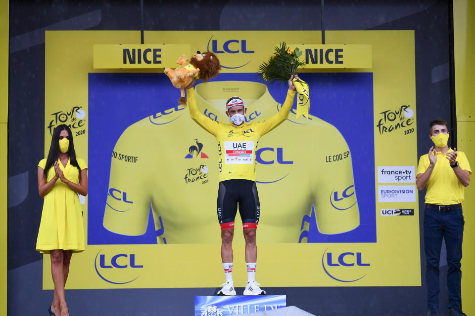 El noruego Alexander Kristoff porta el maillot amarillo mientras celebra su victoria en la primera etapa del Tour de Francia, el sábado 29 de agosto de 2020, en Niza, Francia. (Stuart Franklin/Pool vía AP)