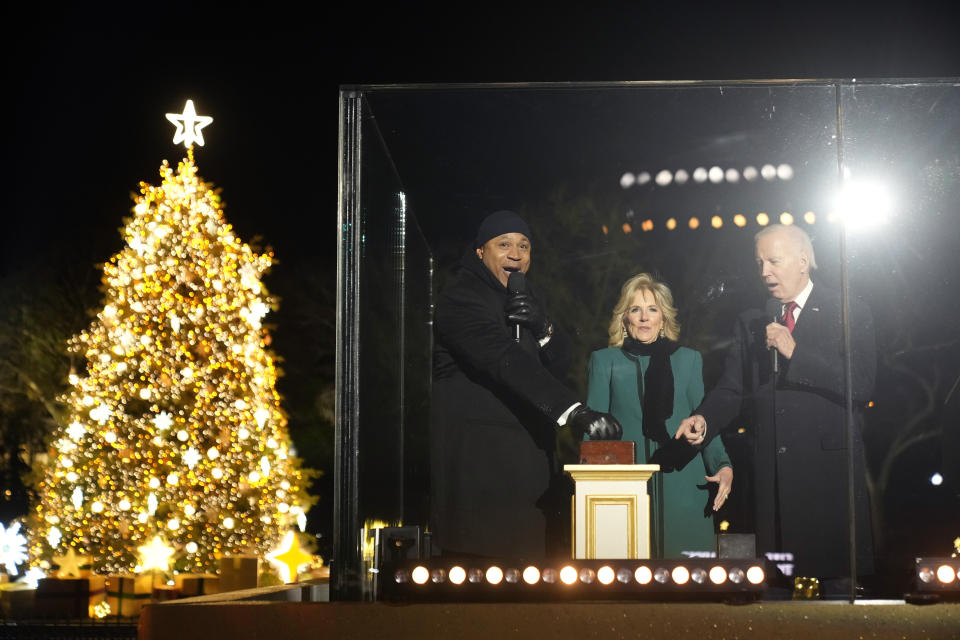 LL Cool J ayuda al presidente Joe Biden y a la primera dama Jill Biden a encender el árbol de Navidad en la Elipse, cerca de la Casa Blanca, el miércoles 23 de noviembre de 2022, en Washington. (AP Foto/Andrew Harnik)